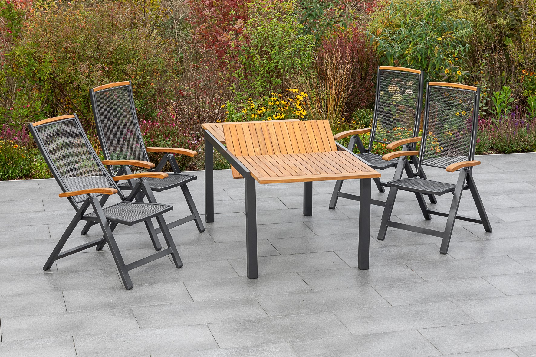 Merxx Tilos Gartenmöbel-Set für 4 Personen – 9-teilig aus Aluminium & FSC® Akazienholz mit Ausziehtisch 150–200 cm, 4 verstellbaren Klappsesseln & grauen Kissen