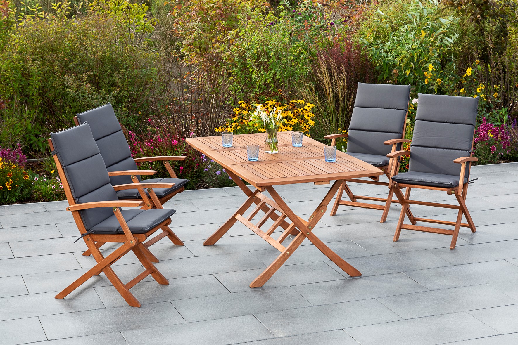 Comodoro Gartenmöbel-Set 9-teilig – 4 Klappsessel mit grauen Auflagen & Klappausziehtisch 110–160 cm aus FSC® Eukalyptusholz