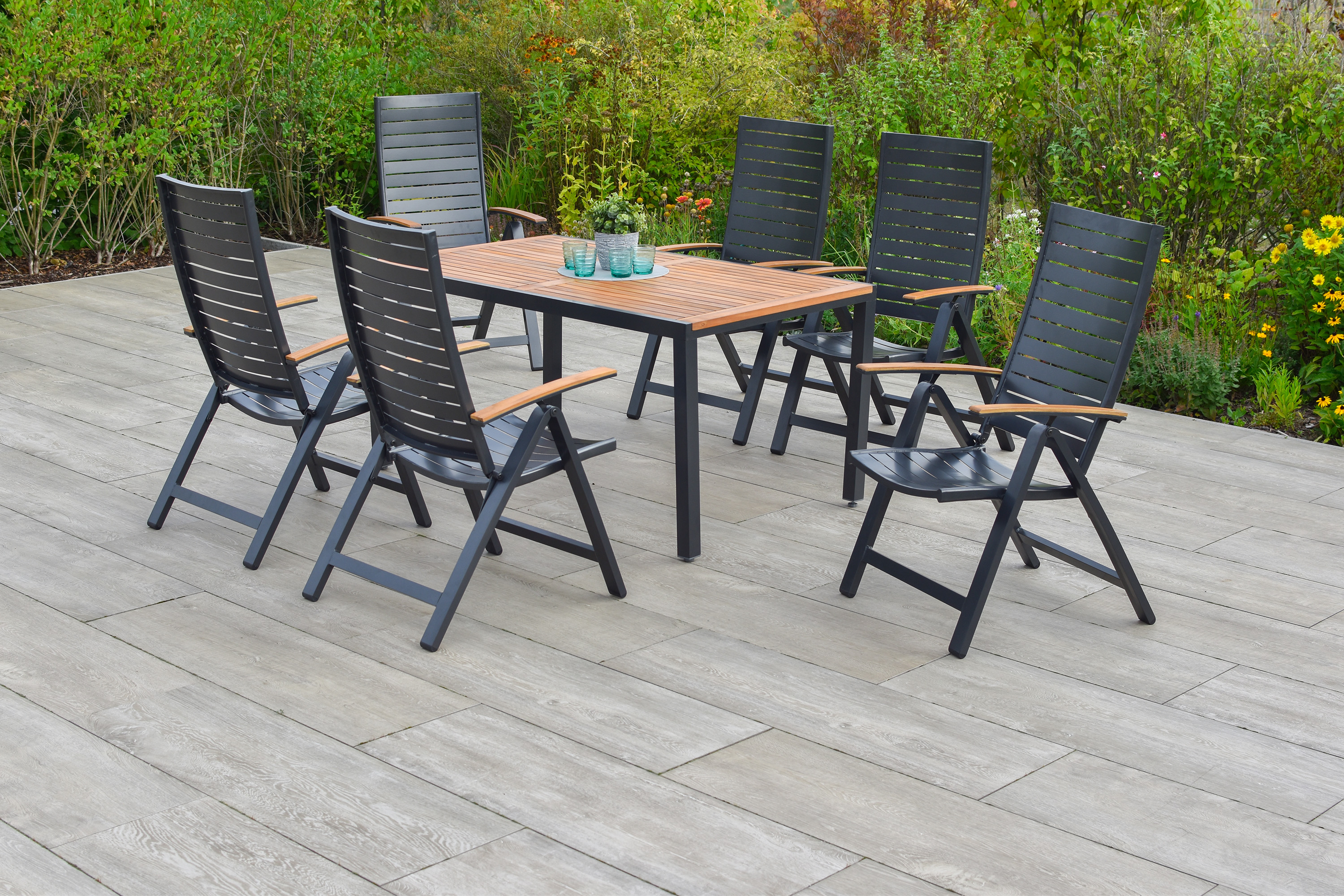 Merxx Astros Gartenmöbel Set für 6 Personen 13 teilig aus Aluminium und FSC Akazienholz mit Tisch 150x90 cm 6 verstellbare Klappsessel mit Akazienholz Armlehnen und graue Kissen