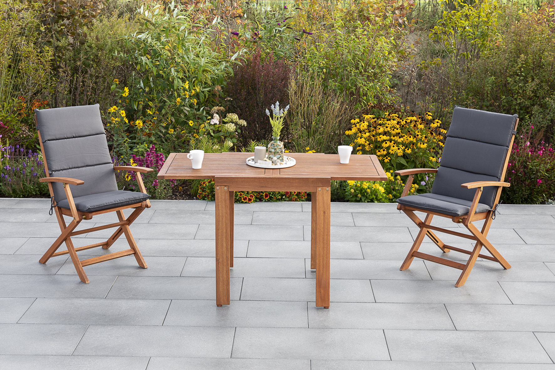 Comodoro Gartenmöbel-Set 5-teilig – 2 Klappsessel mit grauen Auflagen & Balkonausziehtisch 65–130 cm aus FSC® Eukalyptusholz