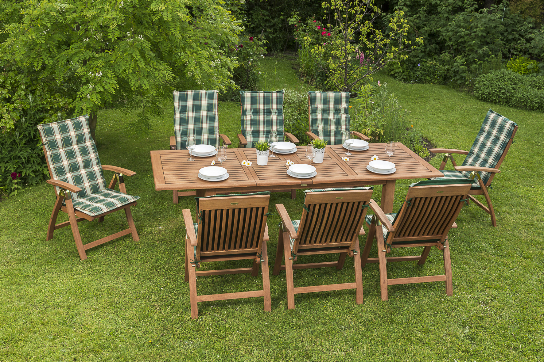 Comodoro Set 17tlg.
8 Comodoro Klappsessel, Rückenlehne 5-fach verstellbar, 8 Wendekissen grün kariert/uni,
1 Doppelausziehtisch, 180 (220/260) x 100 cm
FSC ® Eukalyptusholz