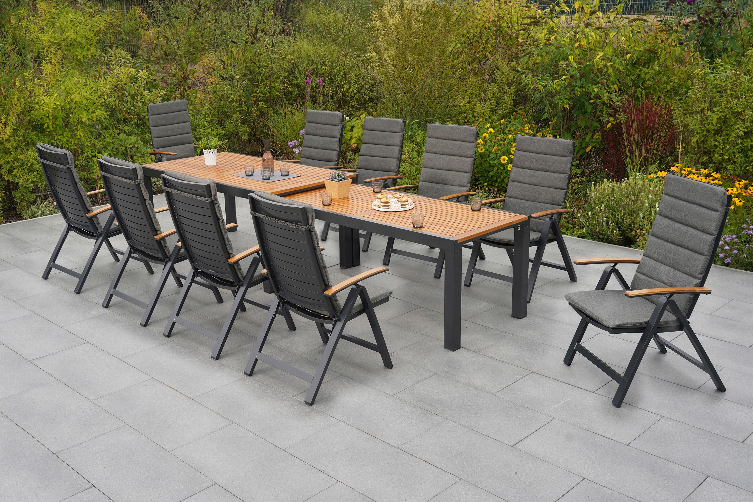 Merxx Astros Gartenmöbel Set für 10 Personen 21 teilig aus Aluminium und FSC Akazienholz mit Flex Ausziehtisch 180x180 cm 10 verstellbare Klappsessel mit Akazienholz Armlehnen und graue Kissen