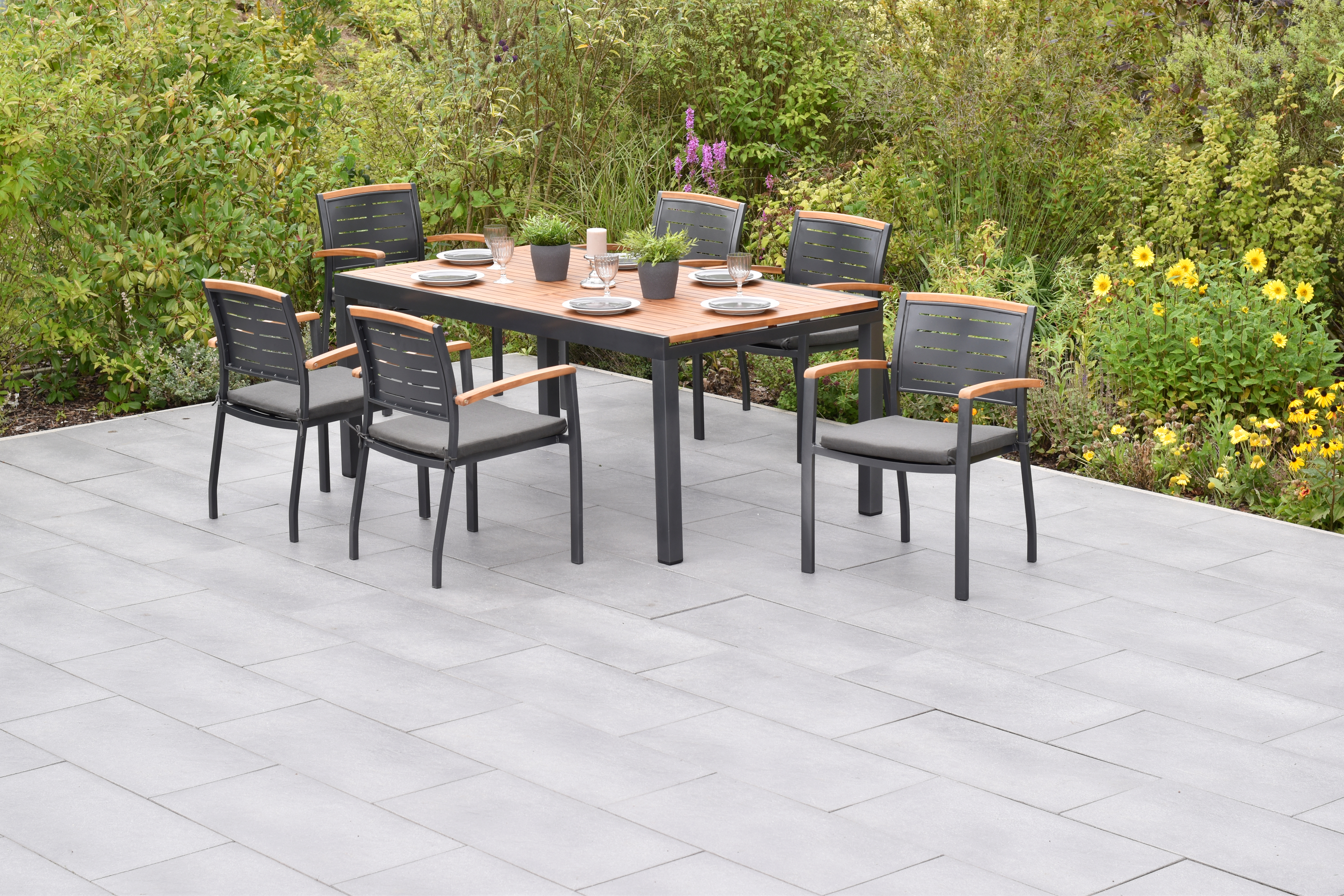 Merxx Tinos Gartenmöbel Set für 6 Personen 13 teilig aus Aluminium und FSC Akazienholz mit Ausziehtisch 180 bis 250 cm 6 Stapelsessel mit Akazienholz und graue Kissen mit Befestigungsbändchen