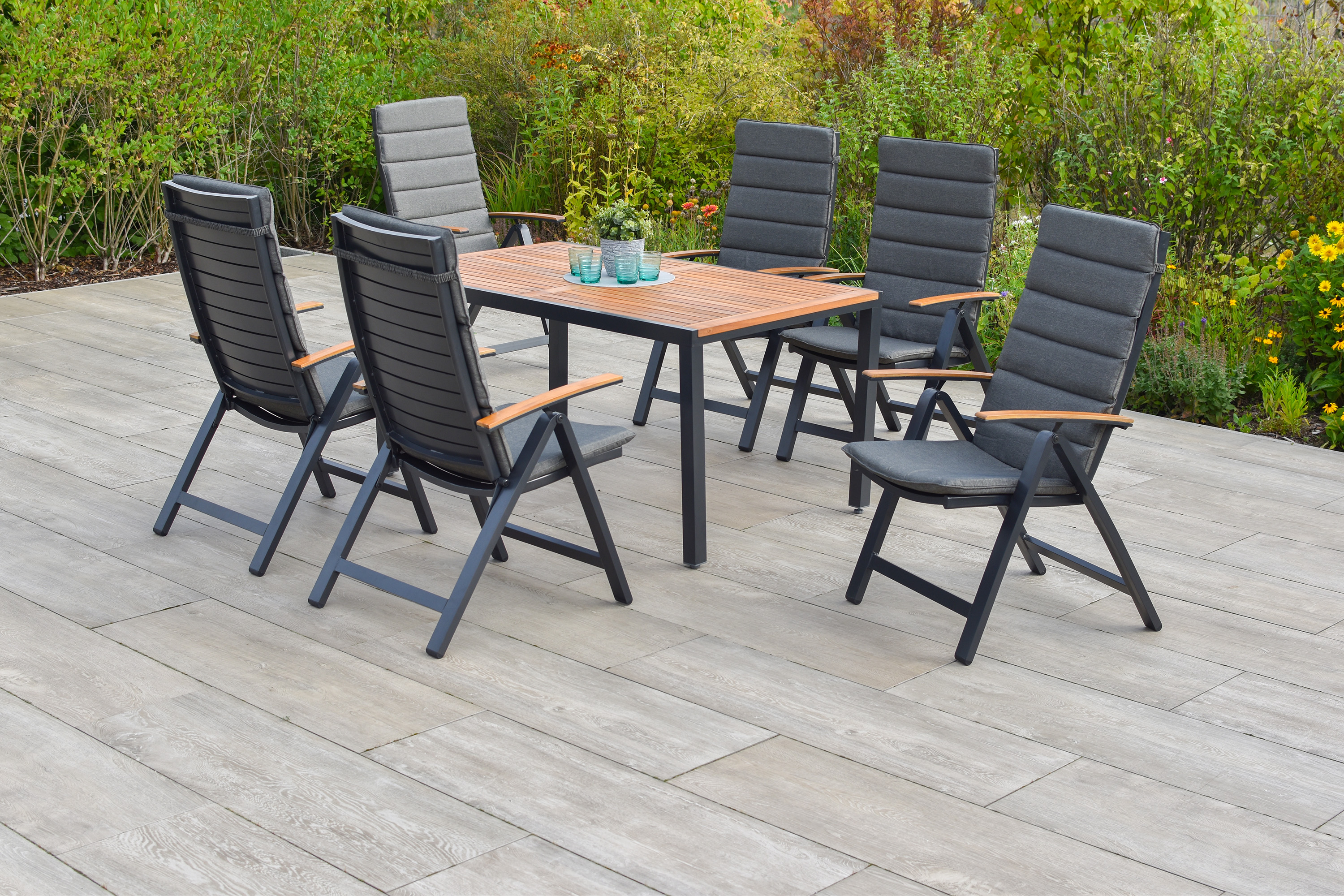 Merxx Astros Gartenmöbel Set für 6 Personen 13 teilig aus Aluminium und FSC Akazienholz mit Tisch 150x90 cm 6 verstellbare Klappsessel mit Akazienholz Armlehnen und graue Kissen