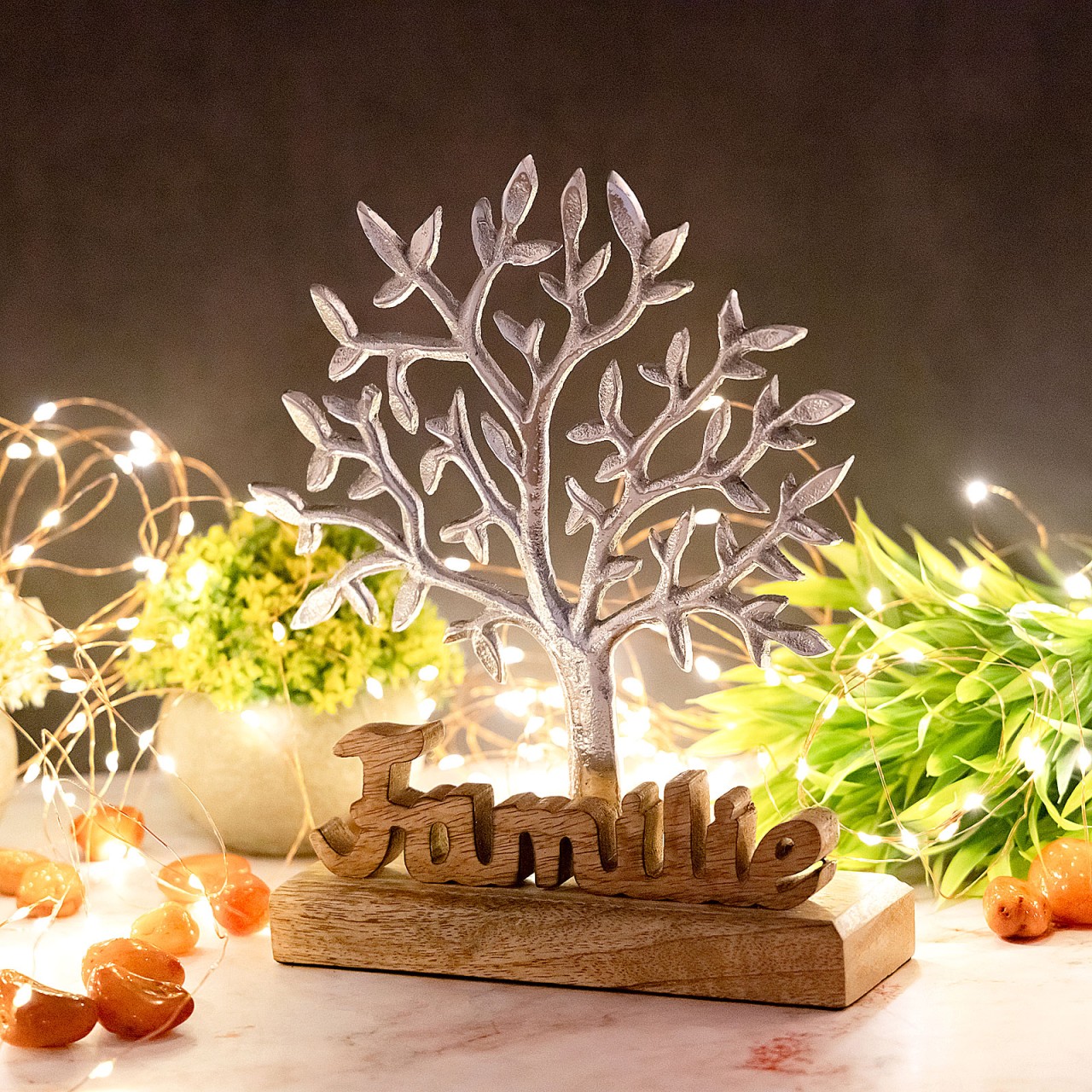 Lebensbaum mit Schriftzug Familie Holzfigur 20x27cm Dekofigur Aluminium Mangoholz Lebensbaum mit Schriftzug Familie Holzfigur 20x27cm Dekofigur Aluminium Mangoholz