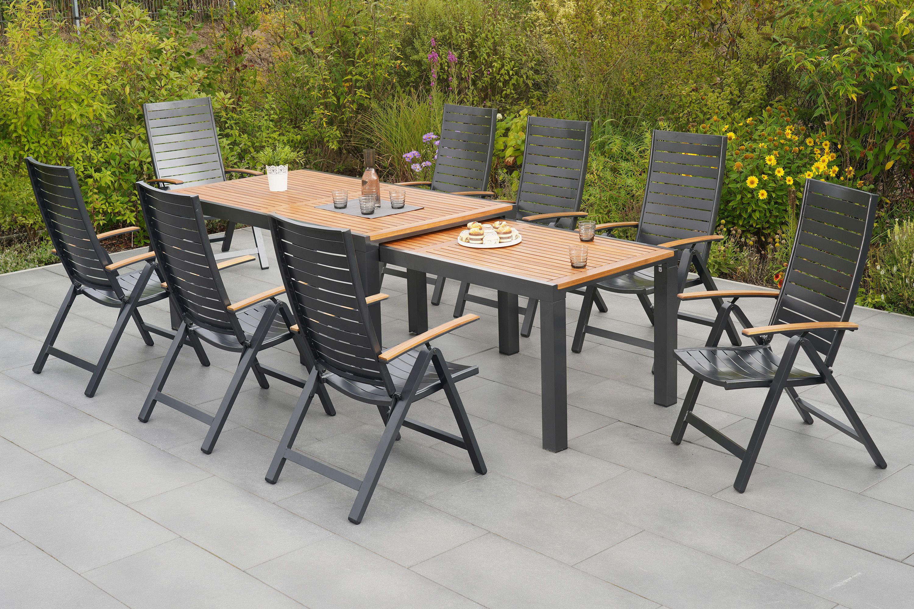 Merxx Astros Gartenmöbel Set für 8 Personen 17 teilig aus Aluminium und FSC Akazienholz mit Flex Ausziehtisch 180x180 cm 8 verstellbare Klappsessel mit Akazienholz Armlehnen und graue Kissen