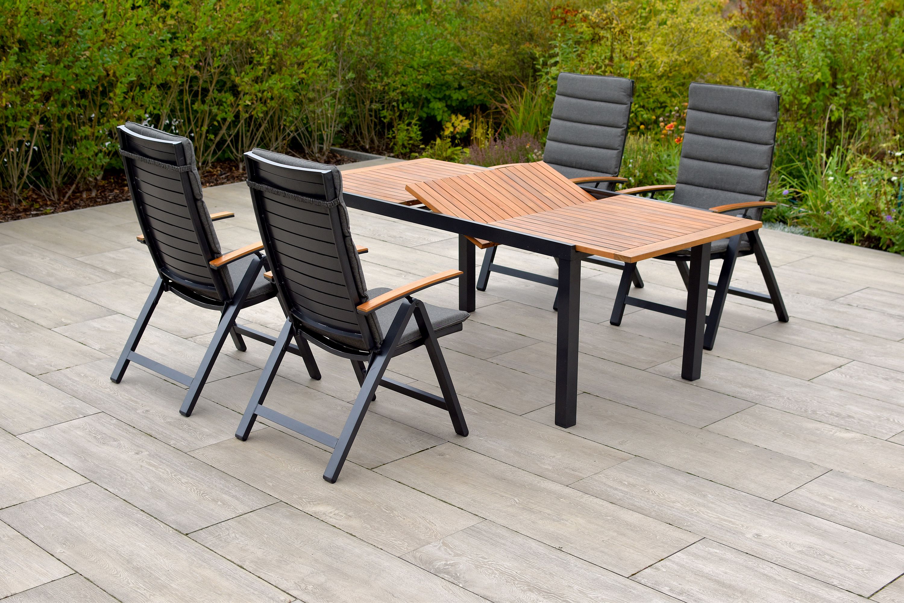 Merxx Astros Gartenmöbel Set für 4 Personen 9 teilig aus Aluminium und FSC Akazienholz mit Ausziehtisch 150 bis 200 cm 4 verstellbare Klappsessel mit Akazienholz Armlehnen und graue Kissen