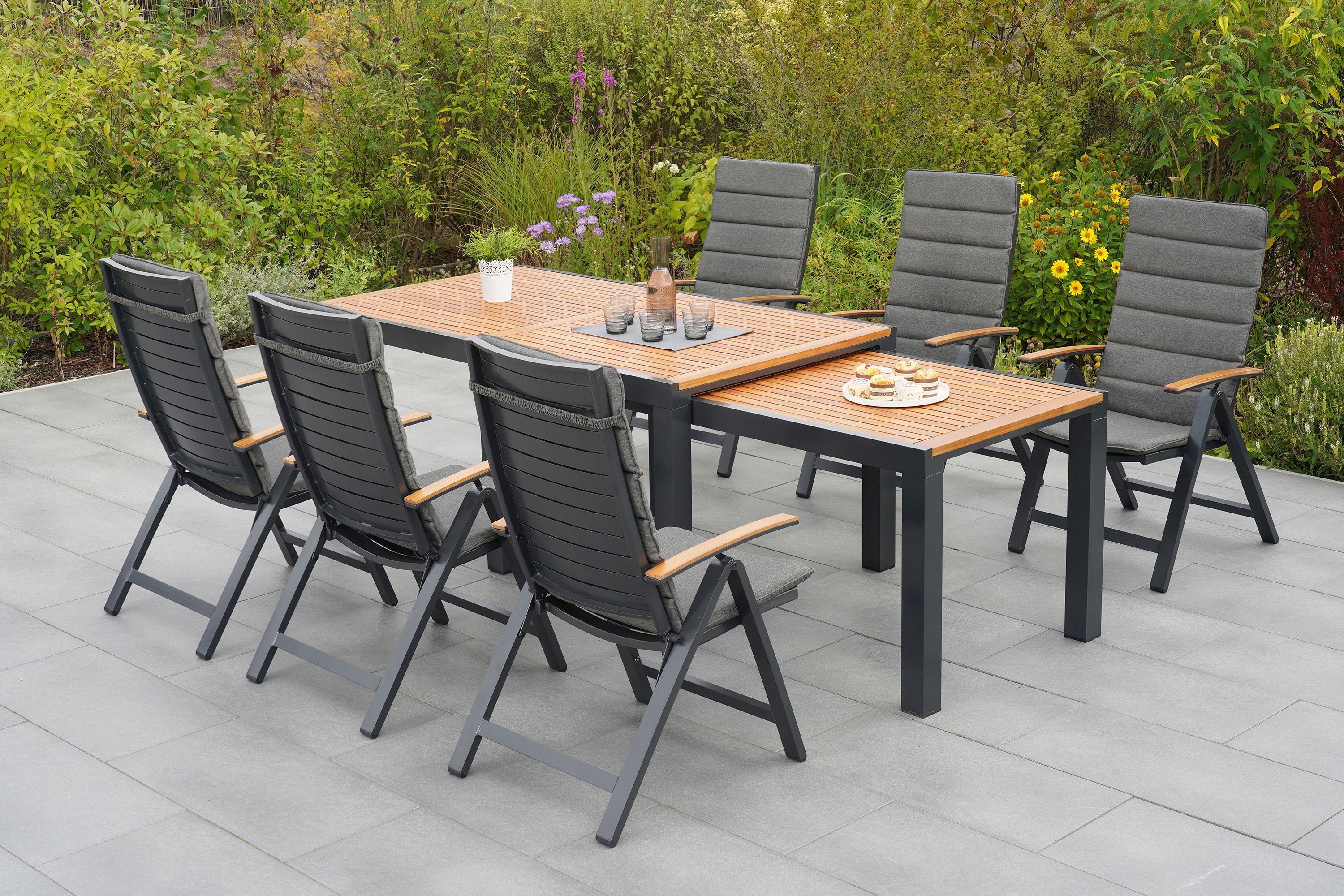Merxx Astros Gartenmöbel Set für 6 Personen 13 teilig aus Aluminium und FSC Akazienholz mit Flex Ausziehtisch 180x180 cm 6 verstellbare Klappsessel mit Akazienholz Armlehnen und graue Kissen