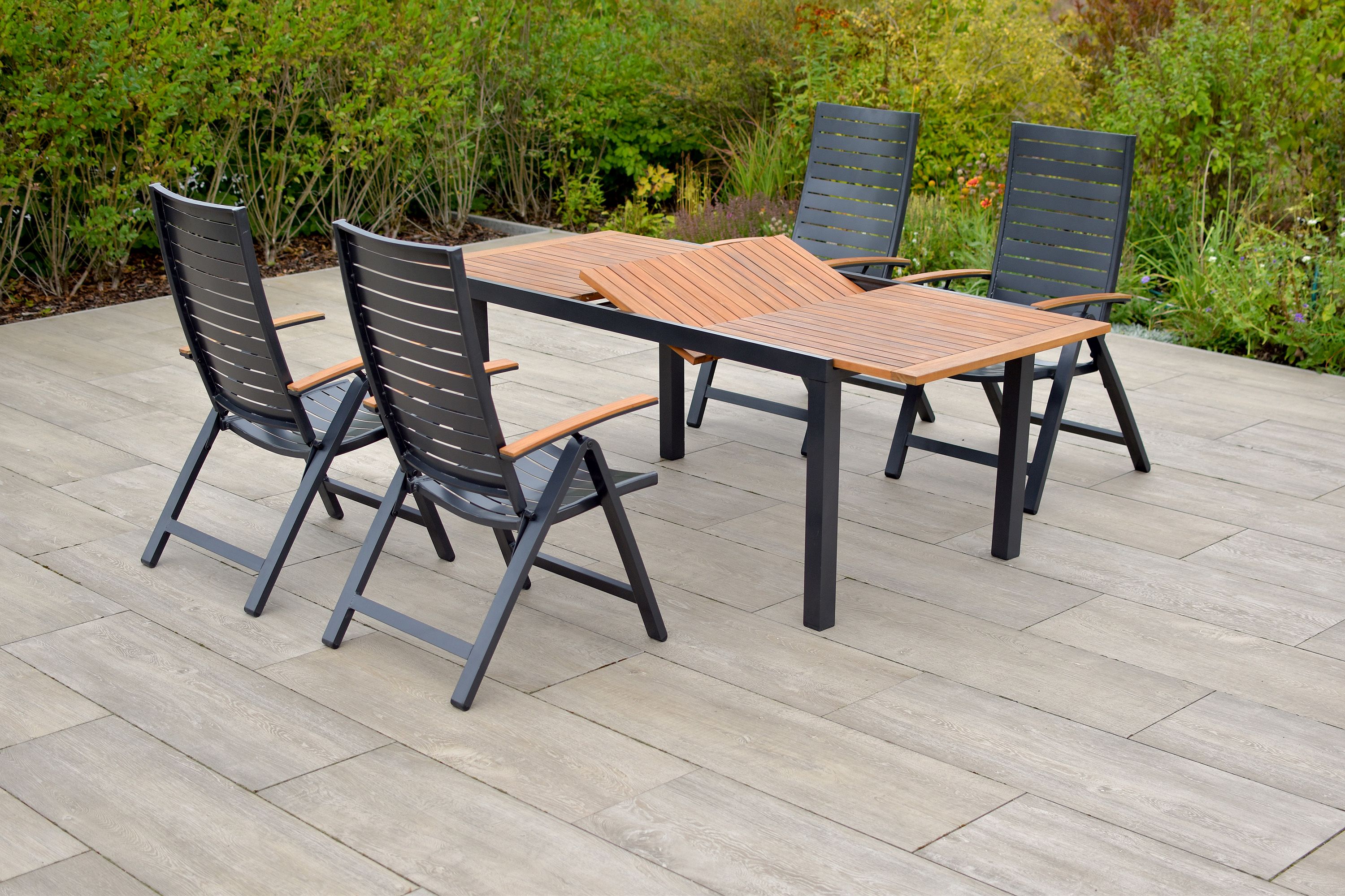 Merxx Astros Gartenmöbel Set für 4 Personen 9 teilig aus Aluminium und FSC Akazienholz mit Ausziehtisch 150 bis 200 cm 4 verstellbare Klappsessel mit Akazienholz Armlehnen und graue Kissen