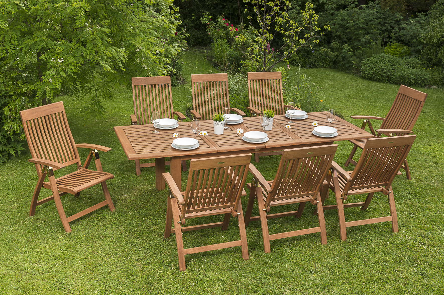 Comodoro Set 17tlg.
8 Comodoro Klappsessel, Rückenlehne 5-fach verstellbar, 8 Wendekissen grün kariert/uni,
1 Doppelausziehtisch, 180 (220/260) x 100 cm
FSC ® Eukalyptusholz