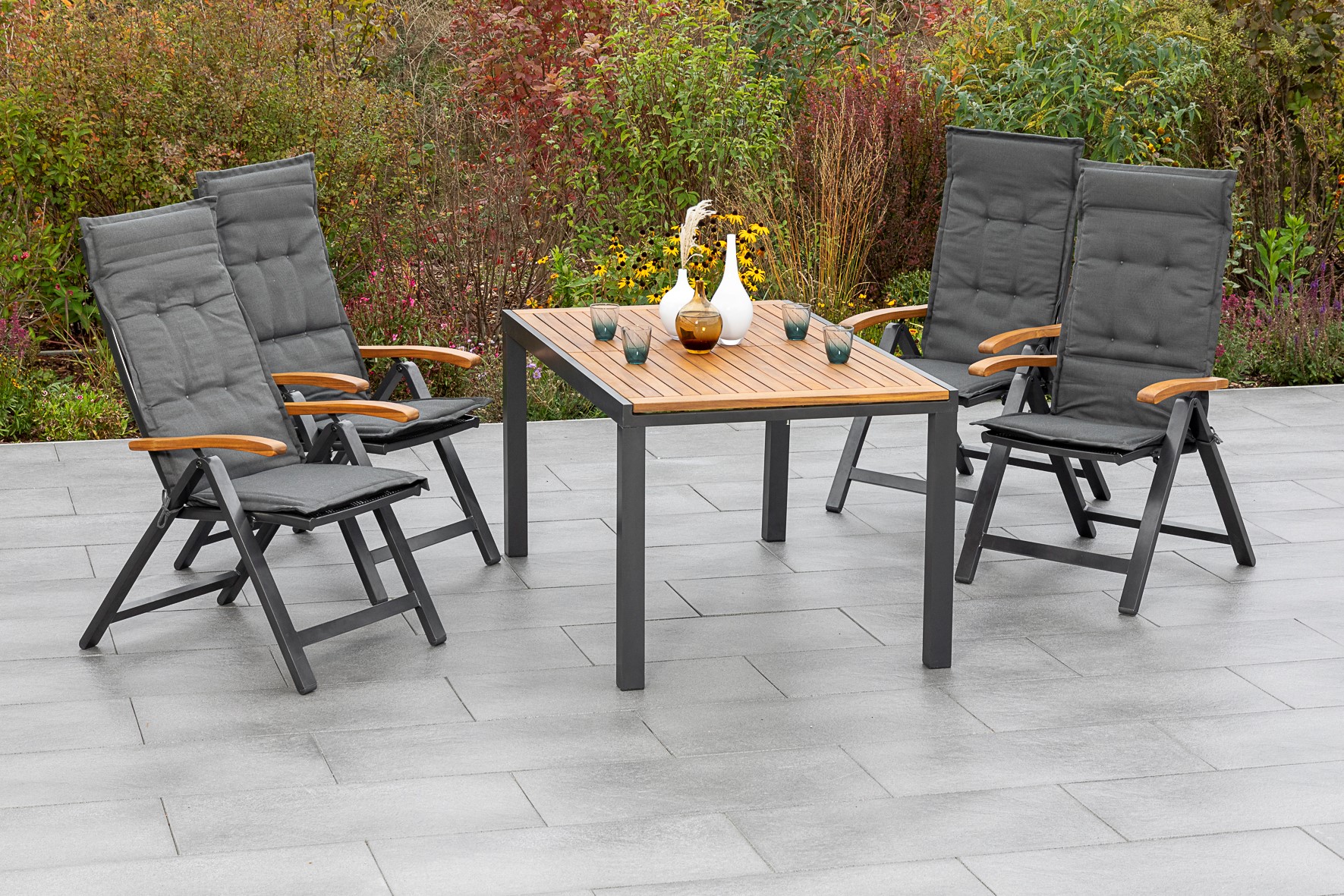 Merxx Tilos Gartenmöbel-Set für 4 Personen – 9-teilig aus Aluminium & FSC® Akazienholz mit Ausziehtisch 150–200 cm, 4 verstellbaren Klappsesseln & grauen Kissen