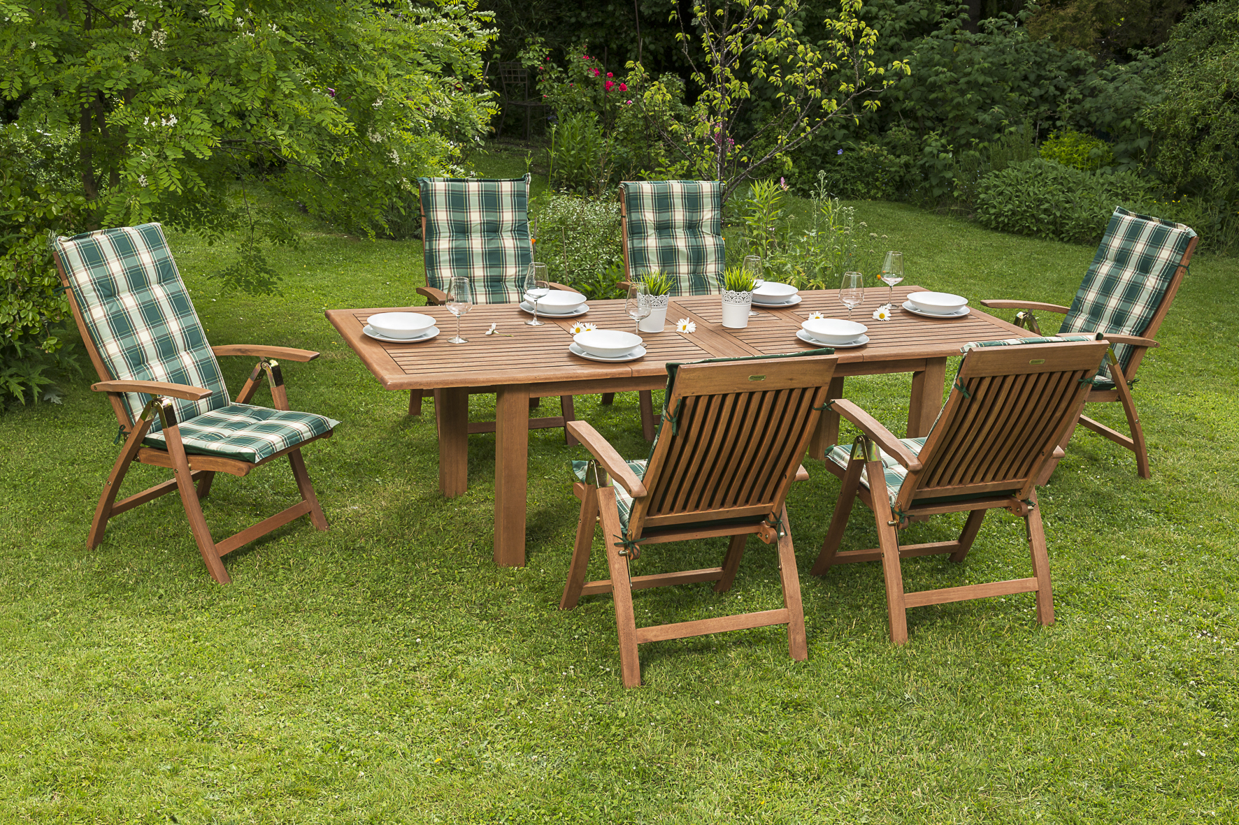 Comodoro Set 13tlg.
6 Comodoro Klappsessel, Rückenlehne 5-fach verstellbar, 6 Wendekissen grün kariert/uni,
1 Doppelausziehtisch, 180 (220/260) x 100 cm
FSC ® Eukalyptusholz