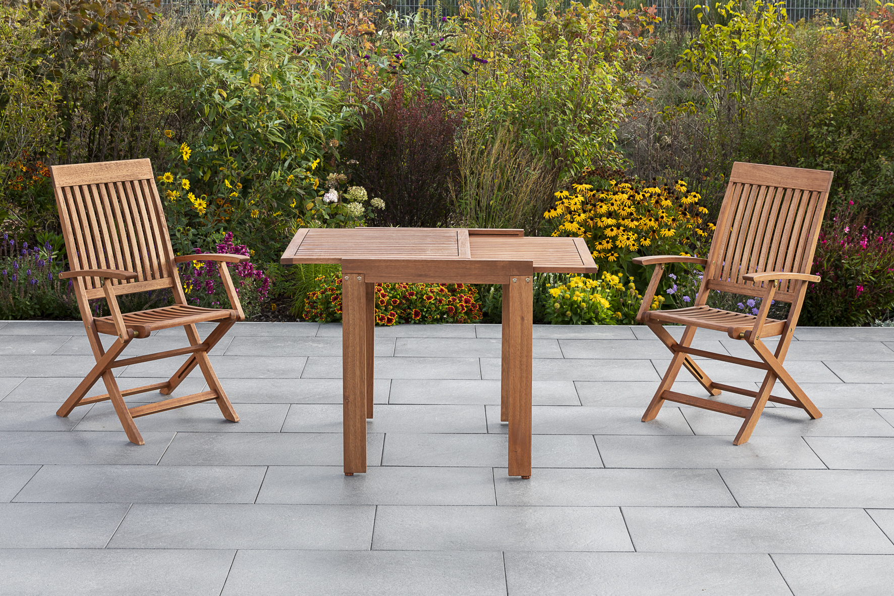 Comodoro Gartenmöbel-Set 5-teilig – 2 Klappsessel mit grauen Auflagen & Balkonausziehtisch 65–130 cm aus FSC® Eukalyptusholz