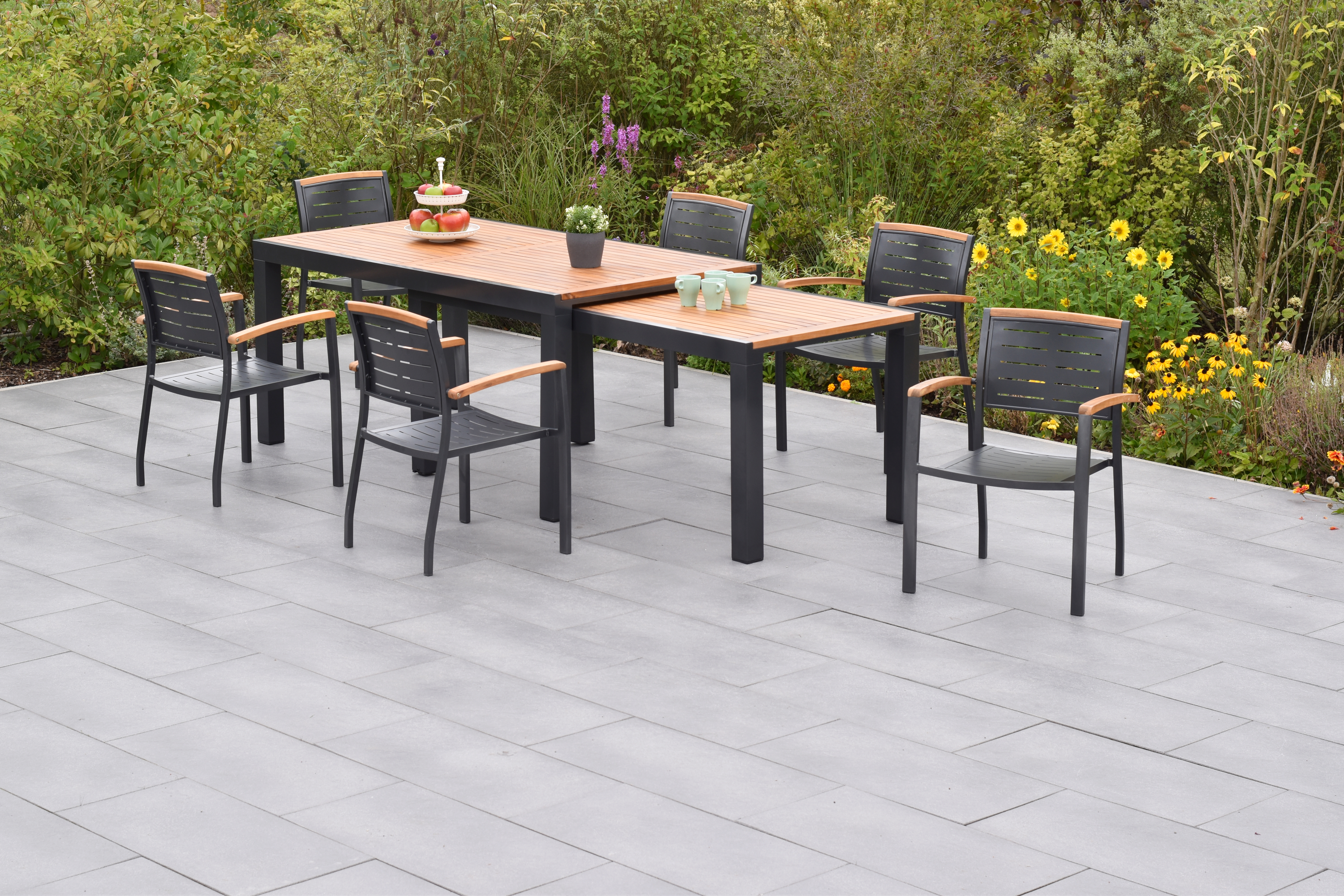 Merxx Tinos Gartenmöbel Set für 6 Personen 13 teilig aus Aluminium und FSC Akazienholz mit Flex Ausziehtisch 180x180 cm 6 Stapelsessel mit Akazienholz und graue Kissen mit Befestigungsbändchen
