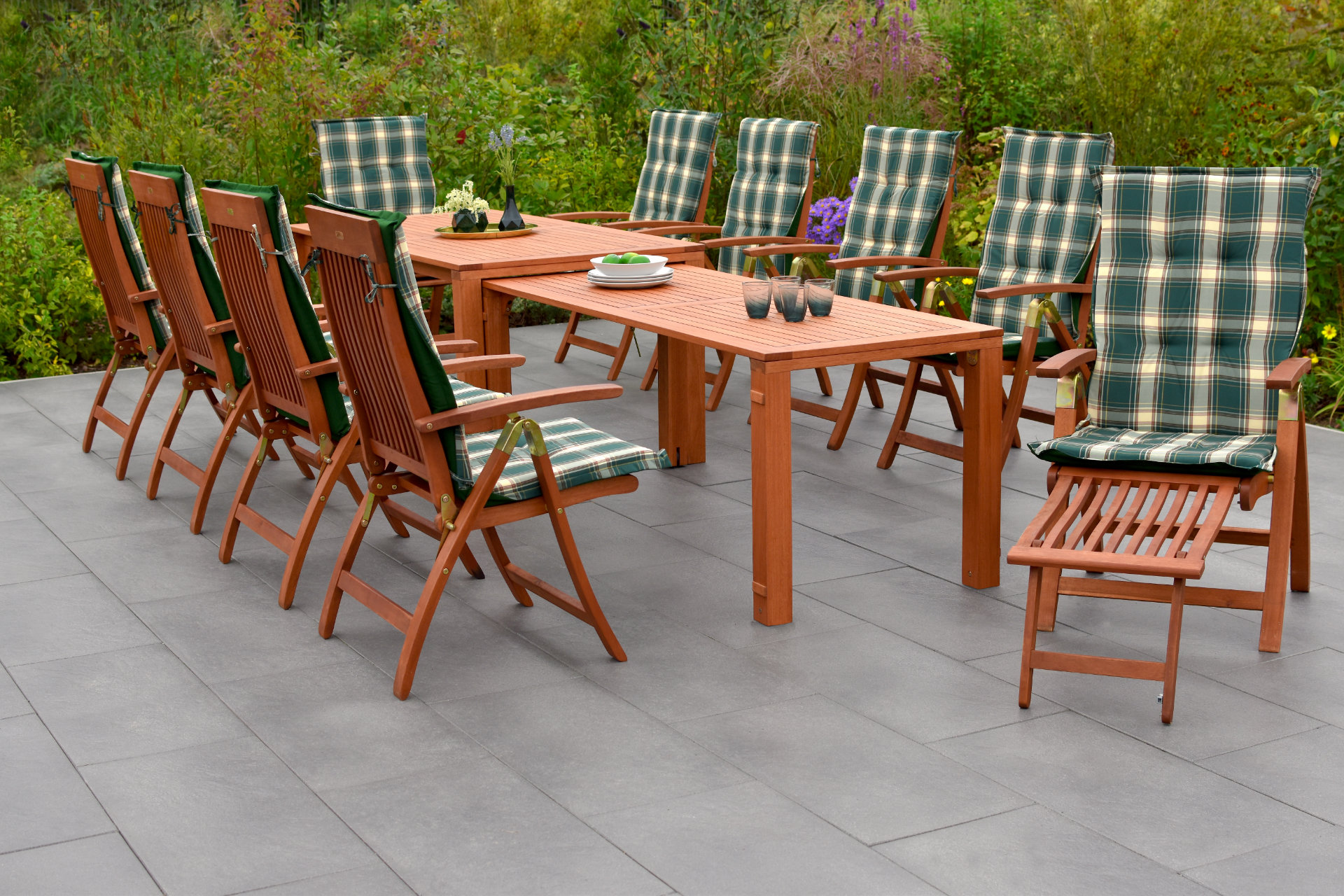 Comodoro Gartenmöbel-Set für 10 Personen – 21-teilig aus FSC® Eukalyptusholz mit Flex-Ausziehtisch 185–370 cm, 8 Klappsesseln, 2 Relax-Klappsesseln mit Fußteil & Wendekissen