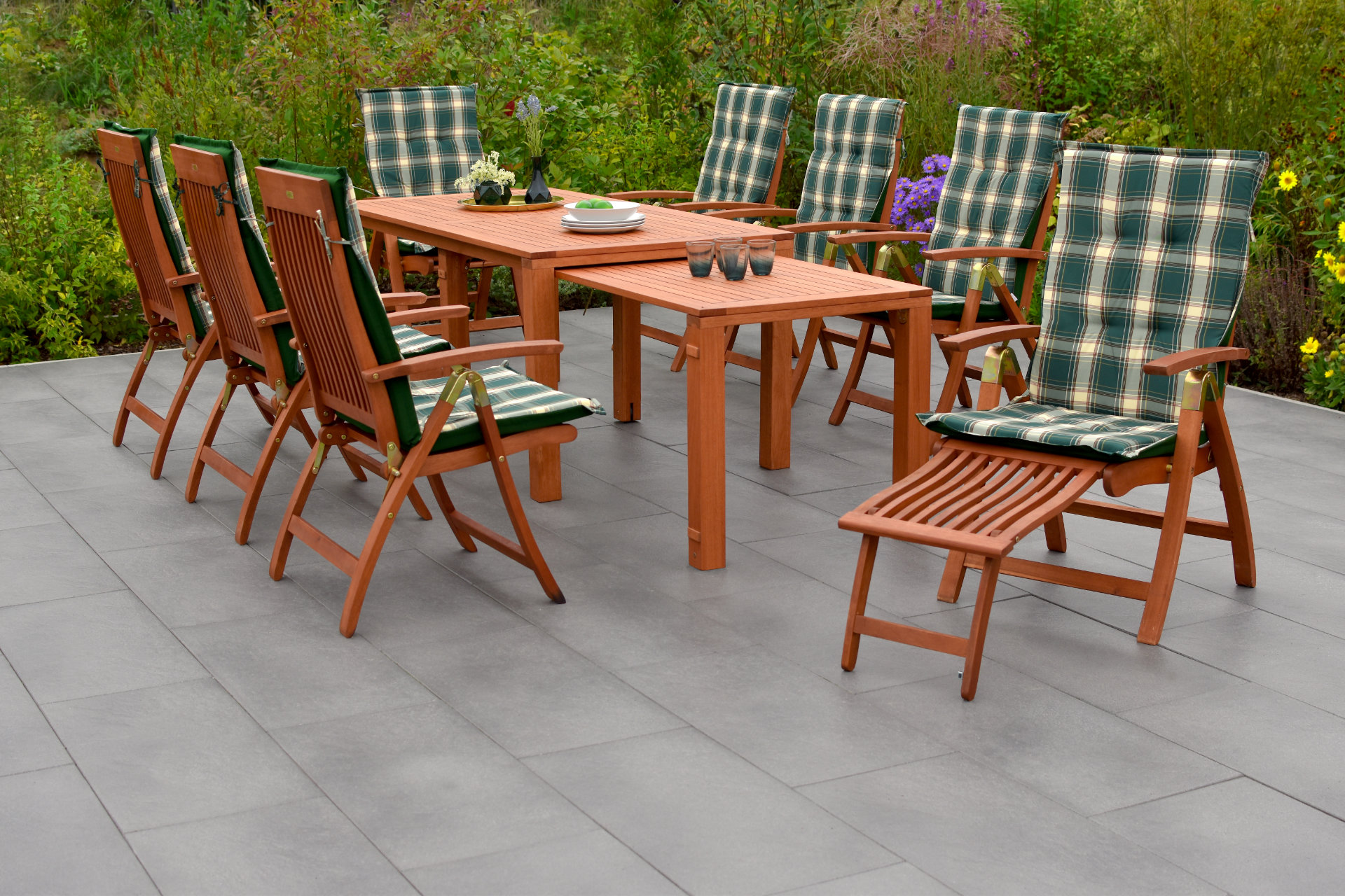 Comodoro Gartenmöbel-Set für 8 Personen – 17-teilig aus FSC® Eukalyptusholz mit Flex-Ausziehtisch 185–370 cm, 6 Klappsesseln, 2 Relax-Klappsesseln mit Fußteil & Wendekissen