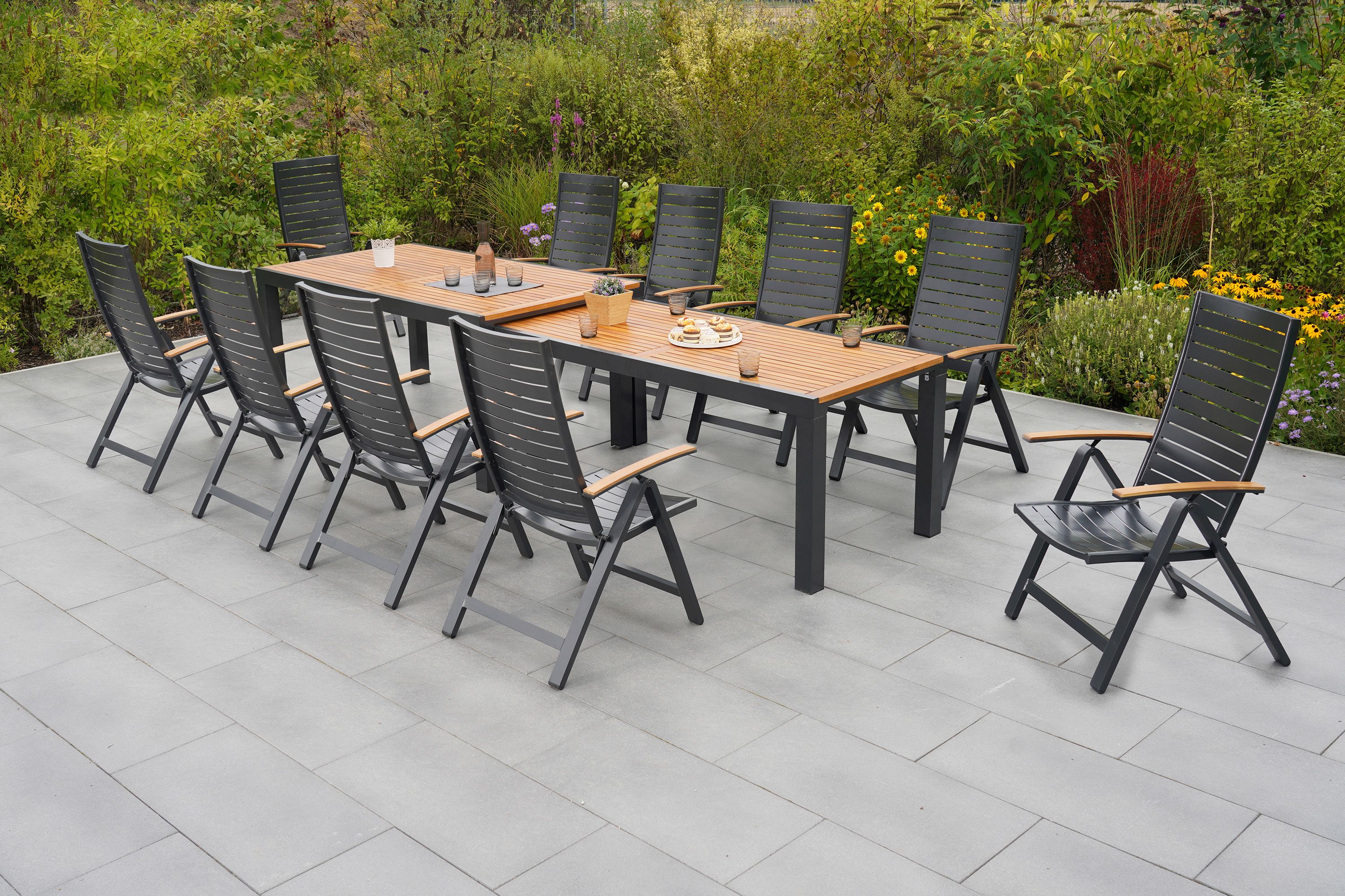 Merxx Astros Gartenmöbel Set für 10 Personen 21 teilig aus Aluminium und FSC Akazienholz mit Flex Ausziehtisch 180x180 cm 10 verstellbare Klappsessel mit Akazienholz Armlehnen und graue Kissen