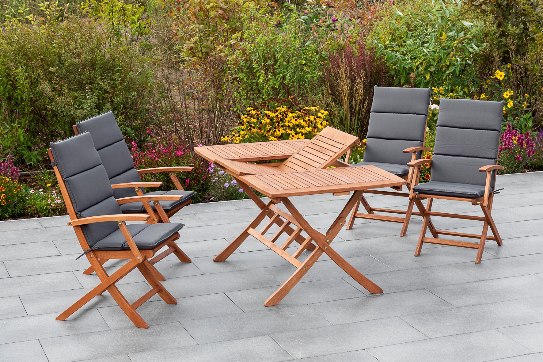 Comodoro Gartenmöbel-Set 9-teilig – 4 Klappsessel mit grauen Auflagen & Klappausziehtisch 110–160 cm aus FSC® Eukalyptusholz