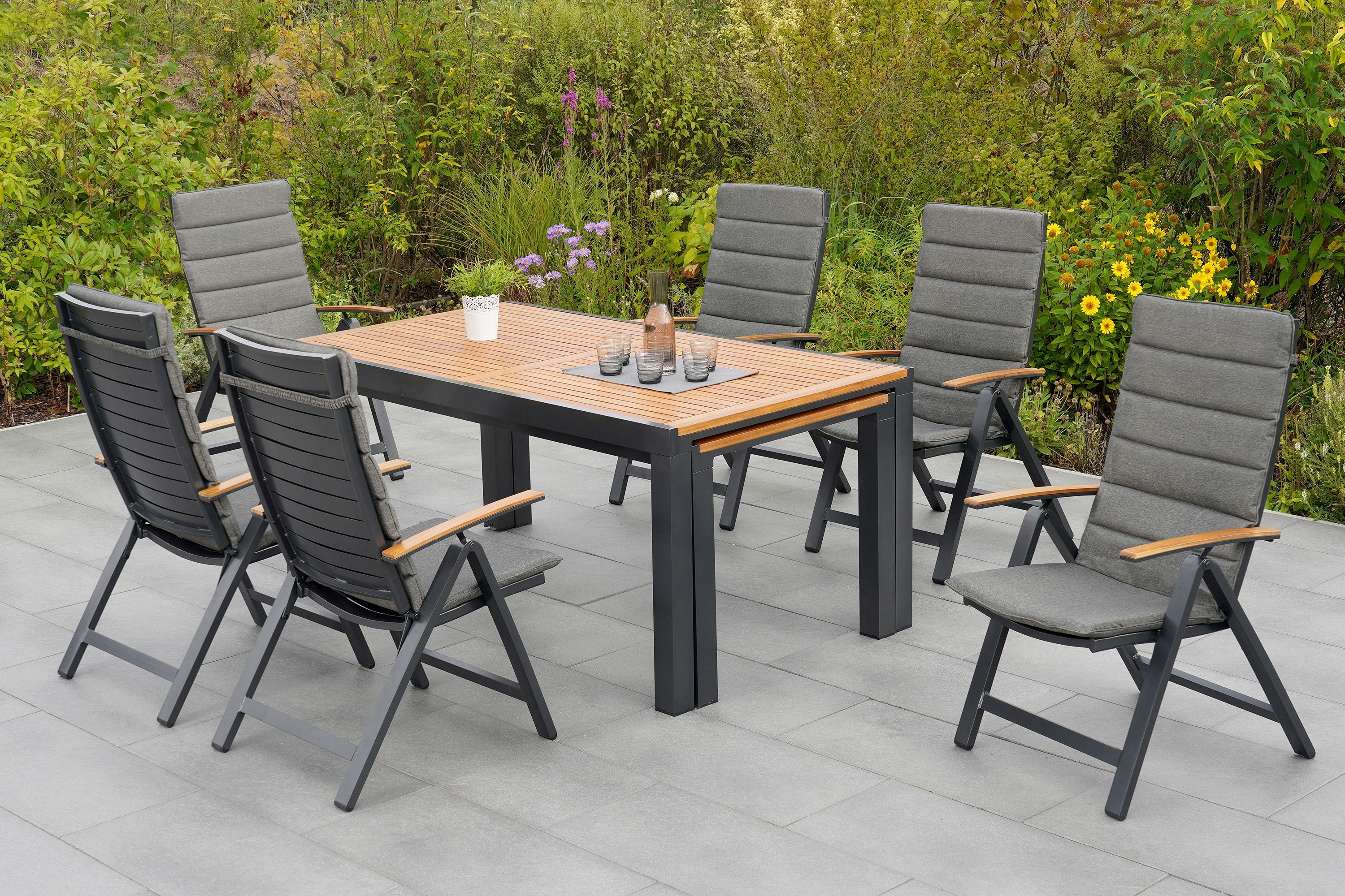 Merxx Astros Gartenmöbel Set für 6 Personen 13 teilig aus Aluminium und FSC Akazienholz mit Flex Ausziehtisch 180x180 cm 6 verstellbare Klappsessel mit Akazienholz Armlehnen und graue Kissen