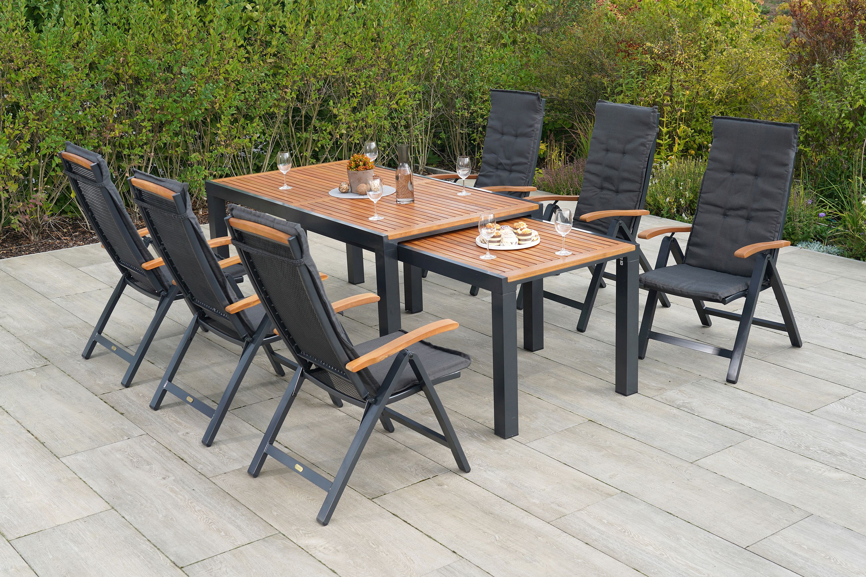 Merxx Tilos Gartenmöbel Set für 6 Personen 13 teilig aus Aluminium und FSC Akazienholz mit Flex Ausziehtisch 180x180 cm 6 verstellbare Klappsessel und graue Kissen