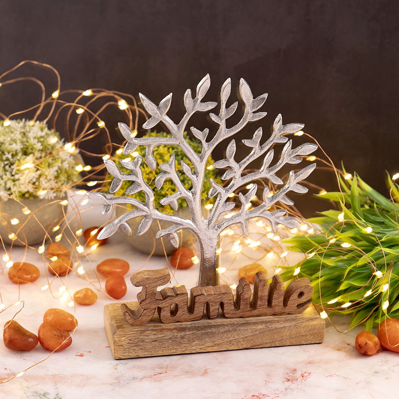 Lebensbaum mit Schriftzug Familie Holzfigur 20x27cm Dekofigur Aluminium Mangoholz Lebensbaum mit Schriftzug Familie Holzfigur 20x27cm Dekofigur Aluminium Mangoholz