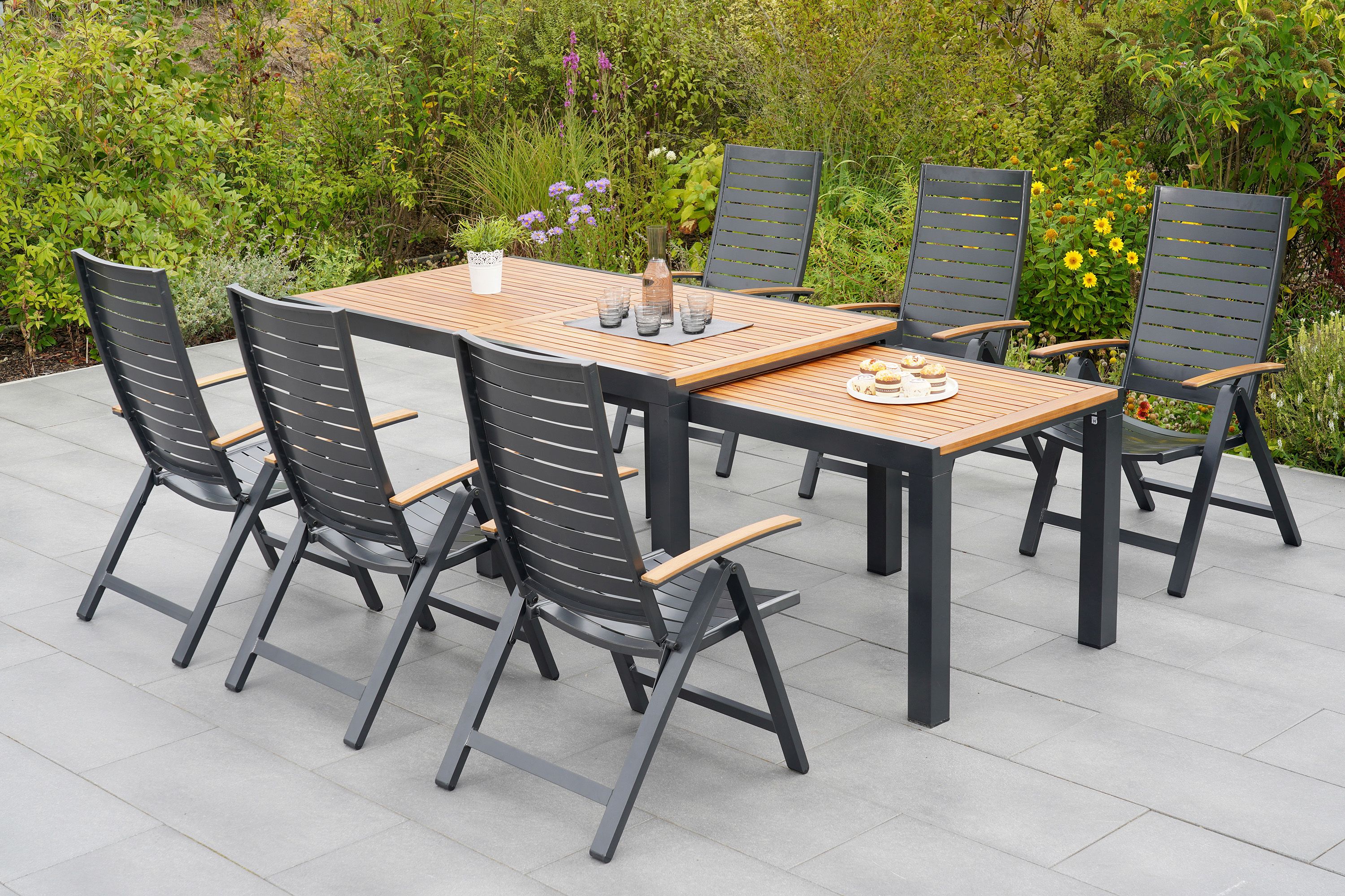 Merxx Astros Gartenmöbel Set für 6 Personen 13 teilig aus Aluminium und FSC Akazienholz mit Flex Ausziehtisch 180x180 cm 6 verstellbare Klappsessel mit Akazienholz Armlehnen und graue Kissen